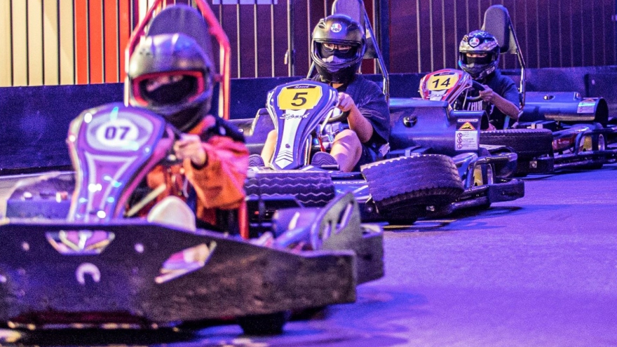 F1 mini racing excites young people in Hanoi